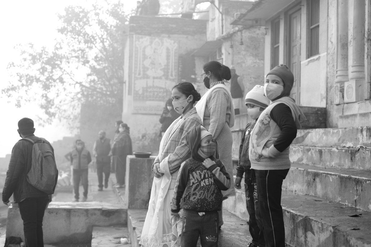 People in masks on a smoggy Delhi street