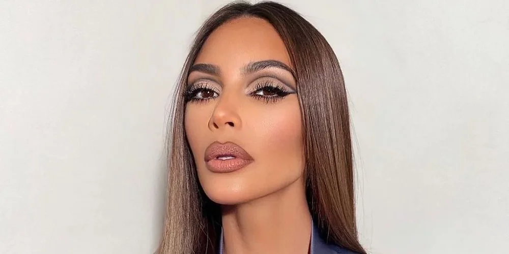 The Dark Lip Liner Trend: A Bold Statement of Retro Glamour